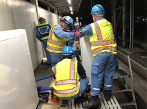 社内への積み込み作業