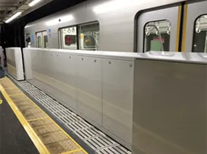 ホーム柵設置完了