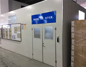 入口は生体認証装置による施錠管理