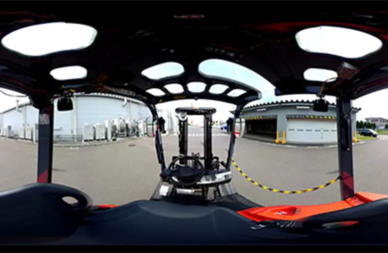 VRで操縦席からフォークリフトの視界や死角を仮想体験している様子