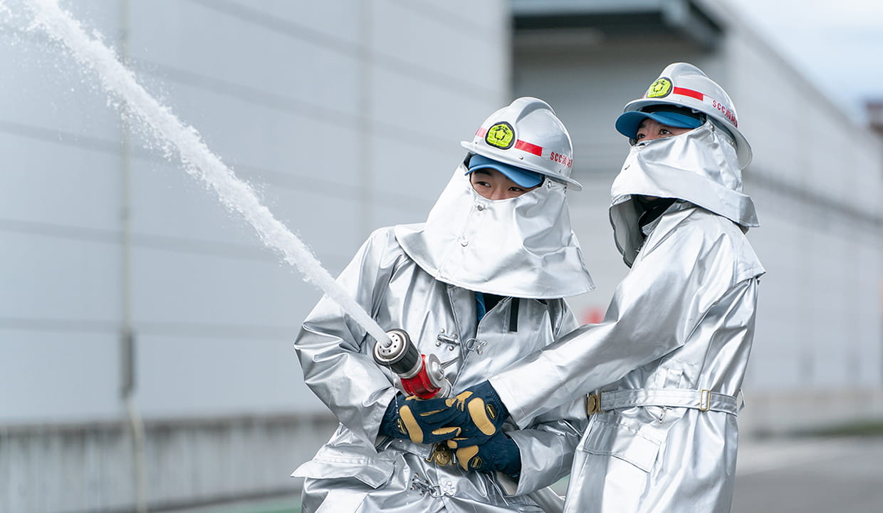 2人組でホースを持ち放水訓練を行う様子