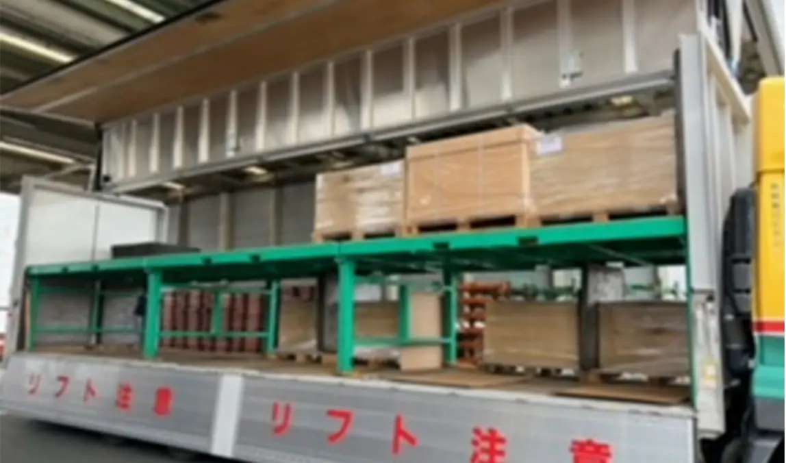 サイドが大きく開いたオーダーメイドのトラックデッキ