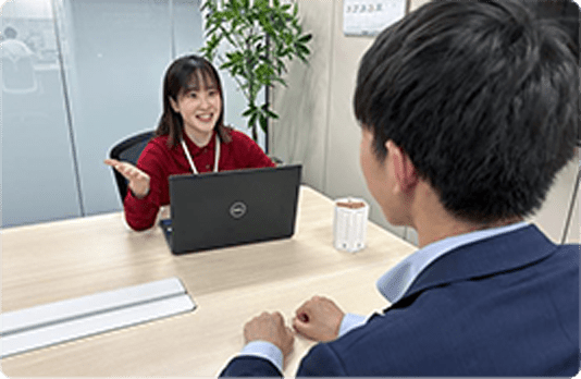 学生と内定者面談を行う様子