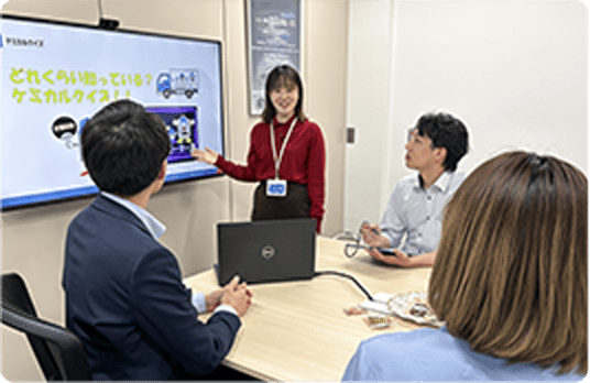 内定者懇親会で社員と学生が交流する様子