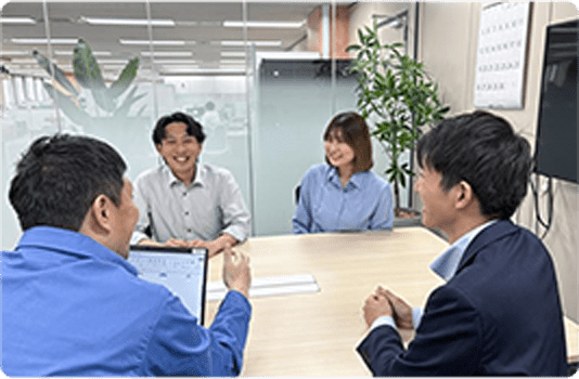 社員と学生が座談会で交流している様子