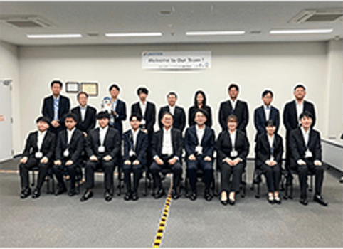新入社員が参加する入社式の集合写真