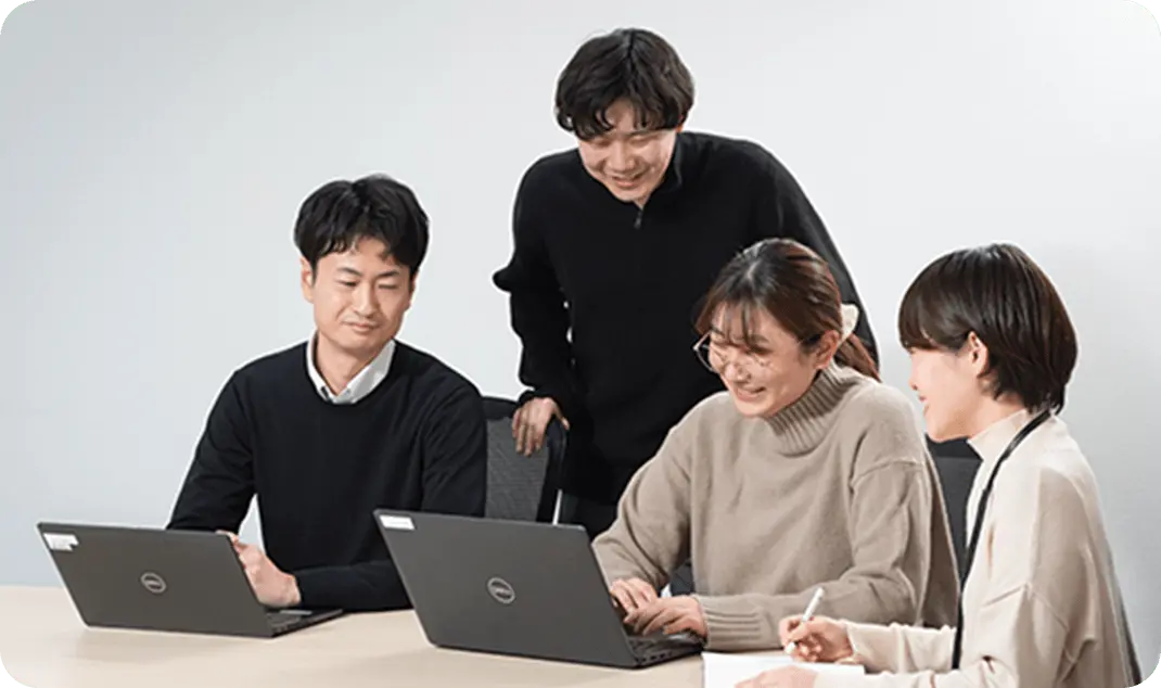 ノートパソコンを使用し作業をする事業サポート・コーポレートスタッフたち