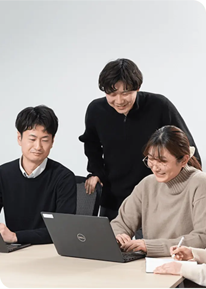 ノートパソコンを使用し作業をする事業サポート・コーポレートスタッフたち