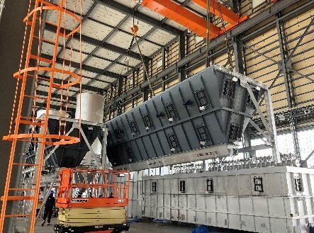 工場での組立作業