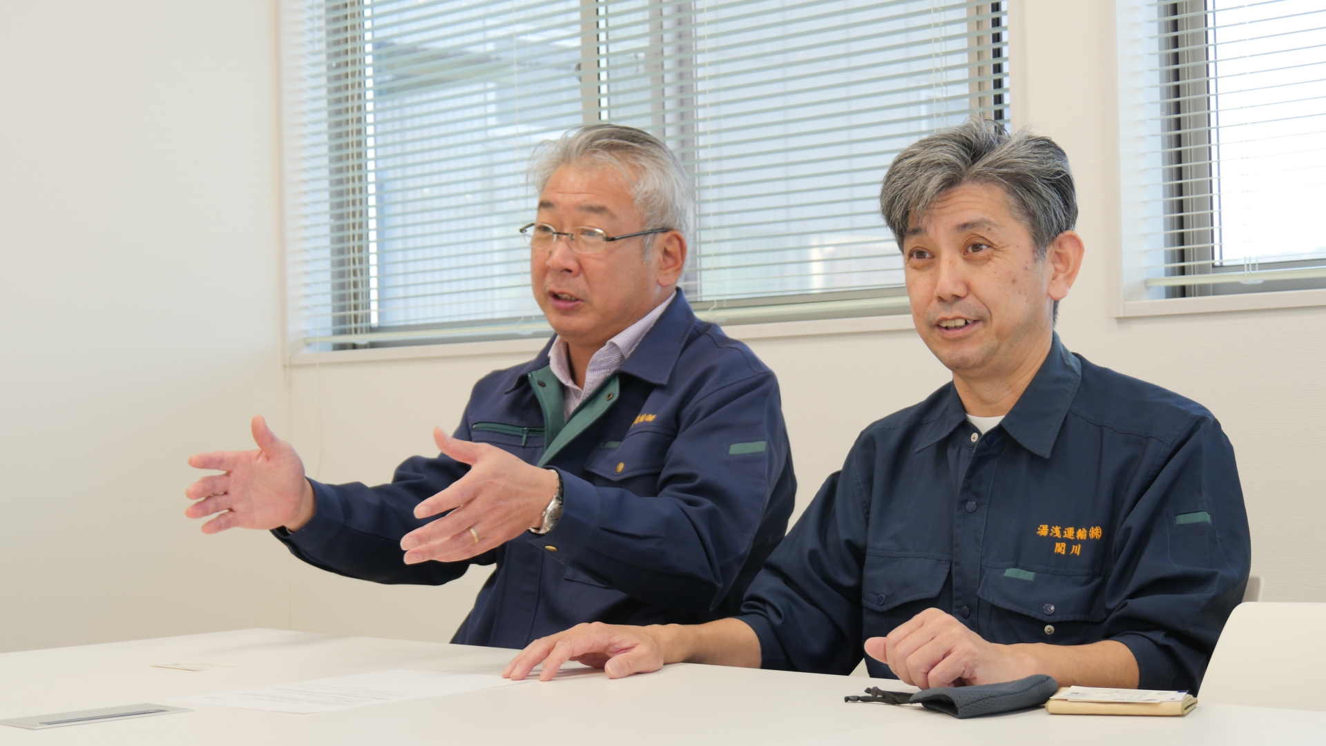 湯浅社長（左）と関川部長（右）