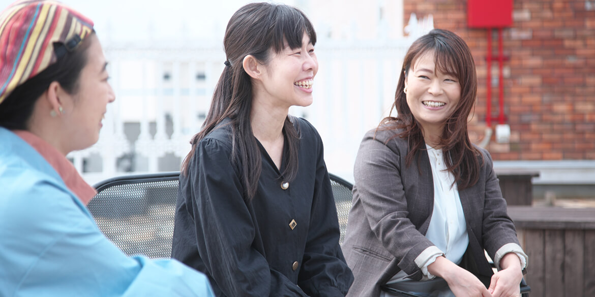 （左）画家 神山さん　（中央）日立物流 後藤さん　（右）日立物流 佐々木さん