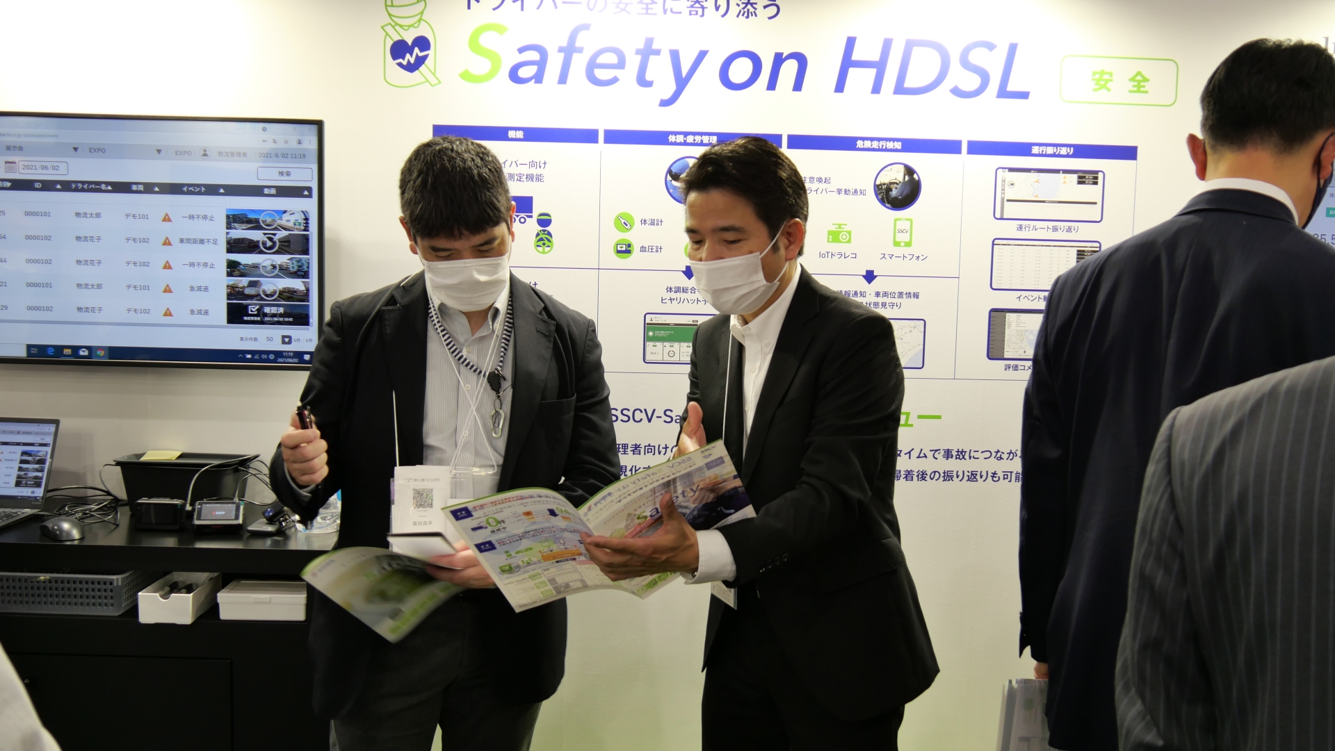 筆者（左）に説明する日立物流 輸送事業強化PJ SSCV強化グループ 部長補佐 栗山普一氏（右）