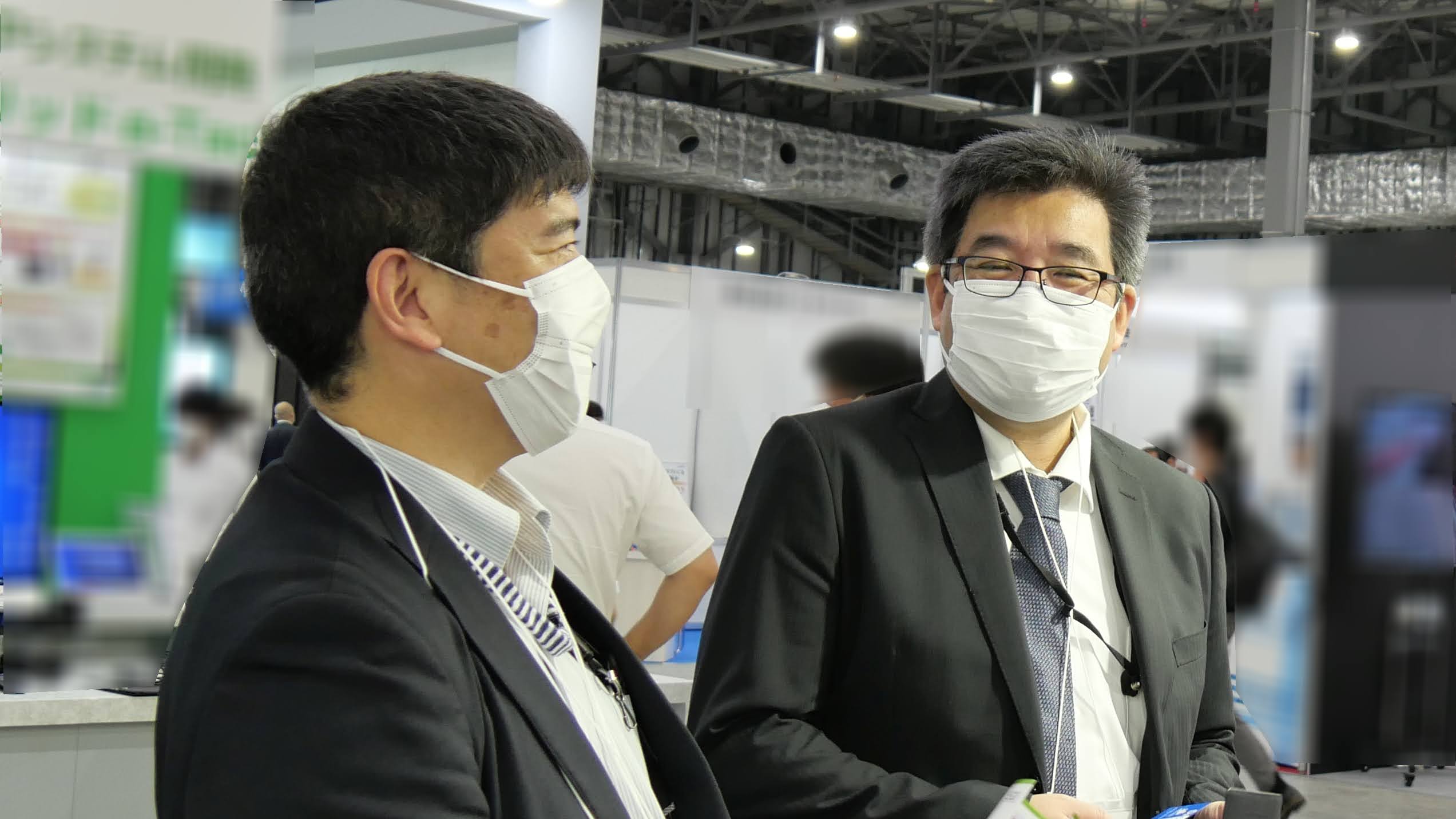 筆者（左）に説明する日立オートサービス 代表取締役社長　河田雄二氏（右）