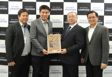 中央左：Vathit  Chokwatana タイ工業連盟副会長
中央右：当社佐藤専務