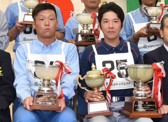 △厚生労働大臣賞を受賞した濵本選手(右)、串田選手(左)