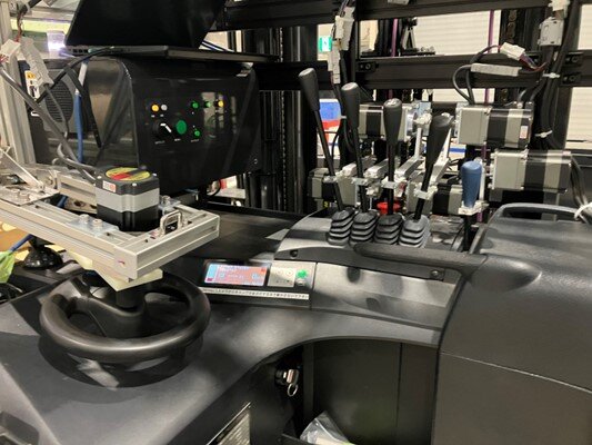 物流倉庫向け遠隔フォークリフト操作システム」フィールド実証実験を