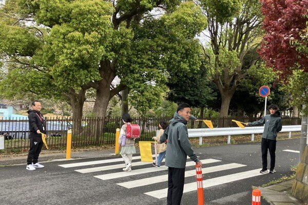 通学する児童を交通安全誘導する様子