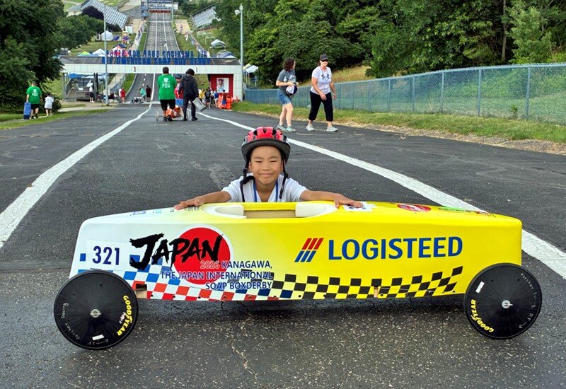 「LOGISTEED ニッポン号」とパイロットの中村迅汰さん