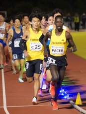 ペースメーカーを務めるロノ選手と後ろにつく四釜選手