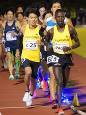 ペースメーカーを務めるロノ選手と後ろにつく四釜選手②