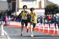 6区村松選手から7区海老澤選手へ