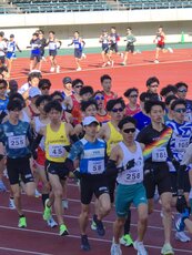 前半積極的なレースを展開した選手たち(左から細谷(No45)、山谷、富田）