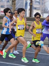 12㎞付近　細谷選手(No106)と四釜選手(No327)