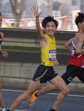 12㎞付近　応援に笑顔で応える平林選手