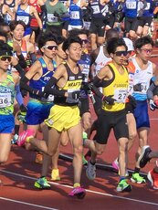 スタート直後の村松選手(ゼッケン27)