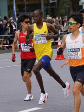 上野広小路折り返し　集団でレースを進めるリチャード選手