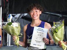2位で表彰を受ける藤本選手