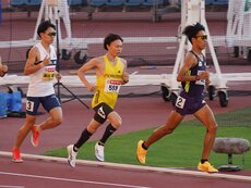 前方でレースを進める藤本選手