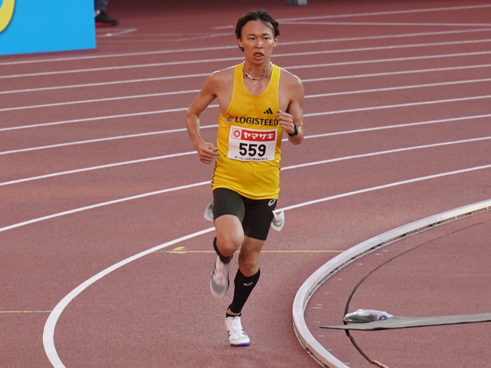 最後まで力を振り縛る藤本選手