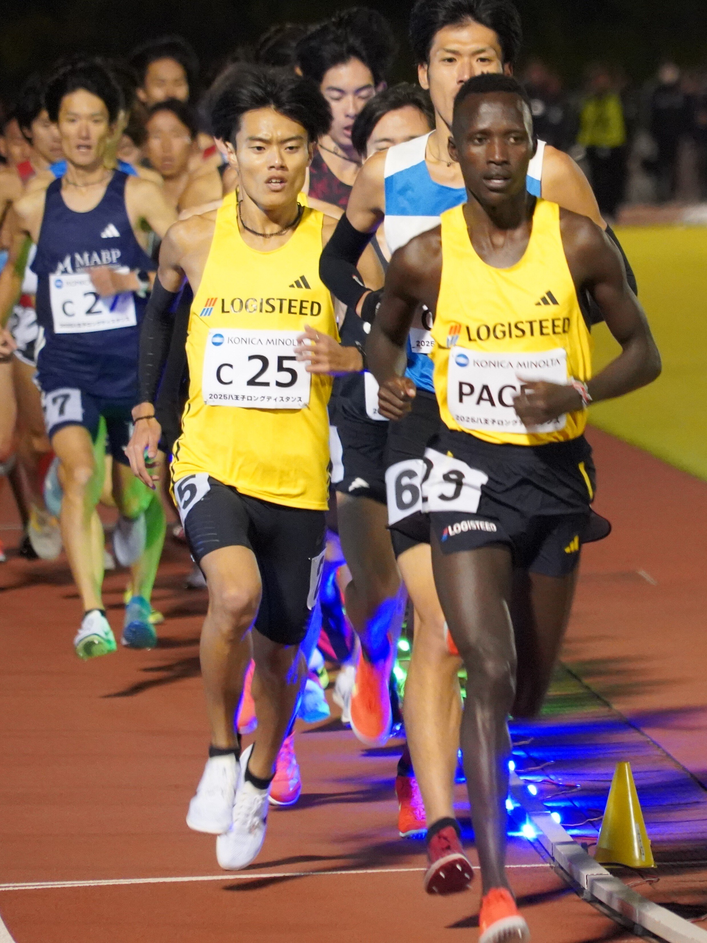 ペースメーカーを務めるロノ選手と後ろにつく四釜選手②