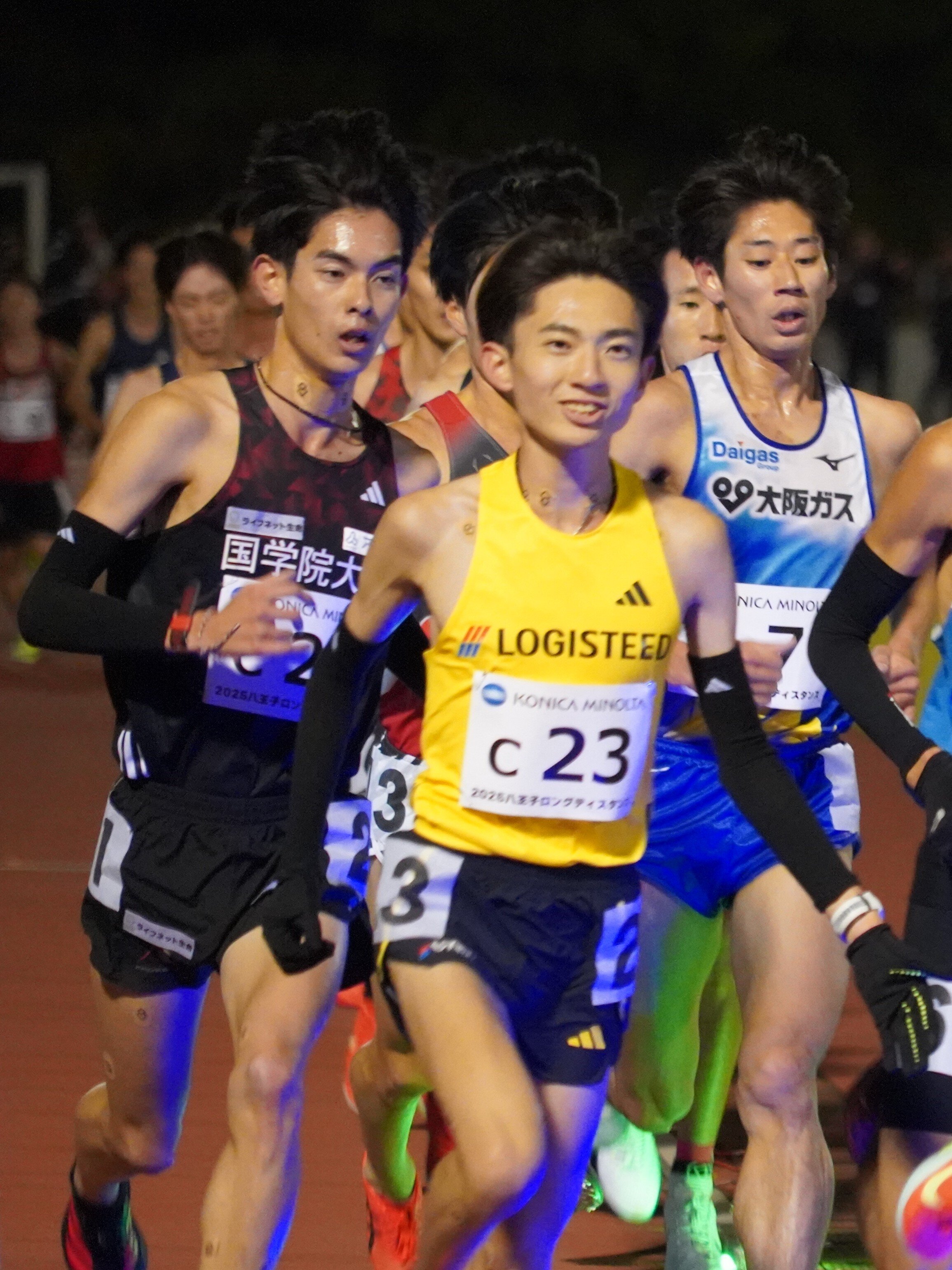 レース中盤余裕の表情を見せる平林選手