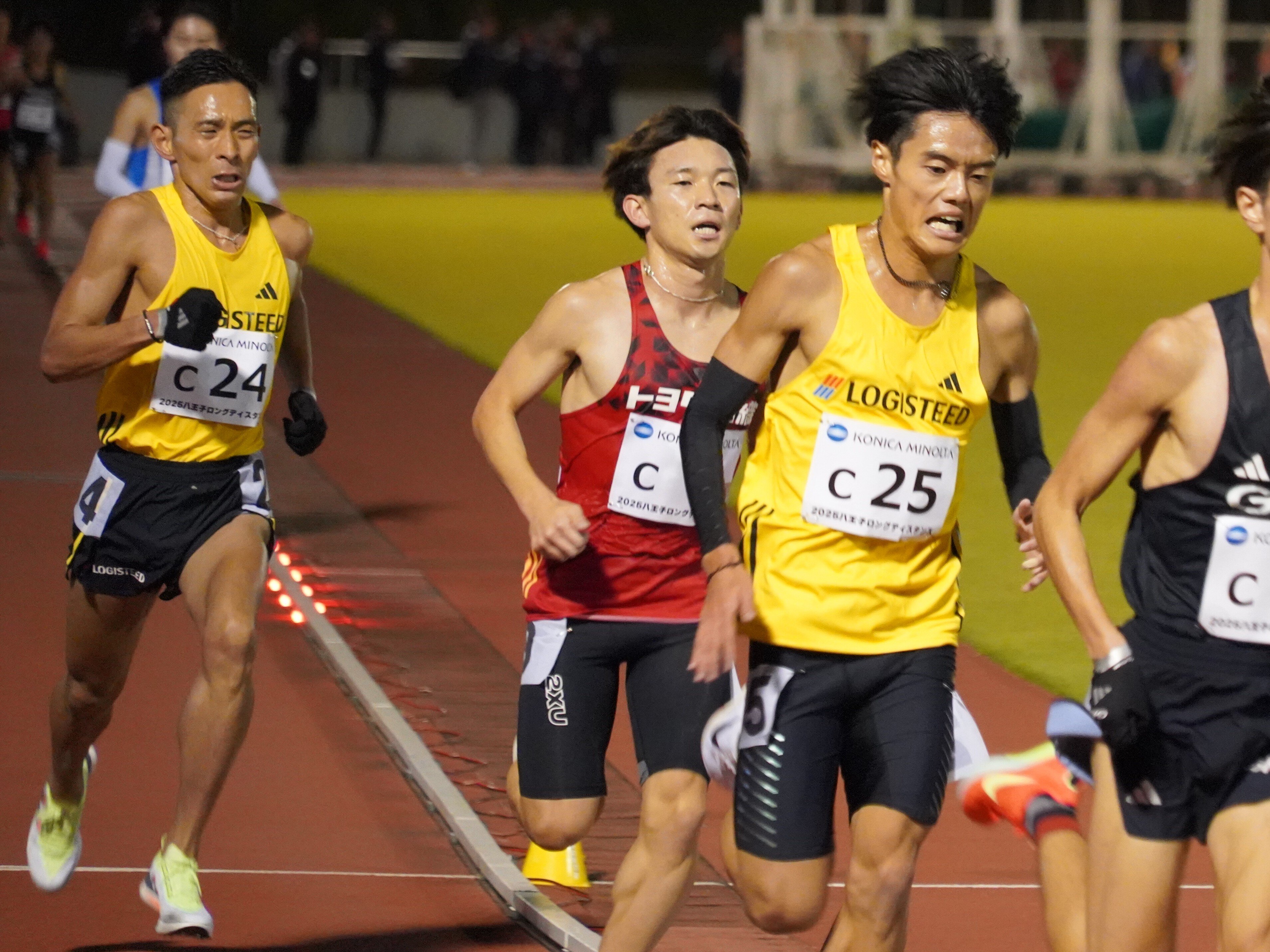 残り200mラストスパートの四釜選手・市田選手