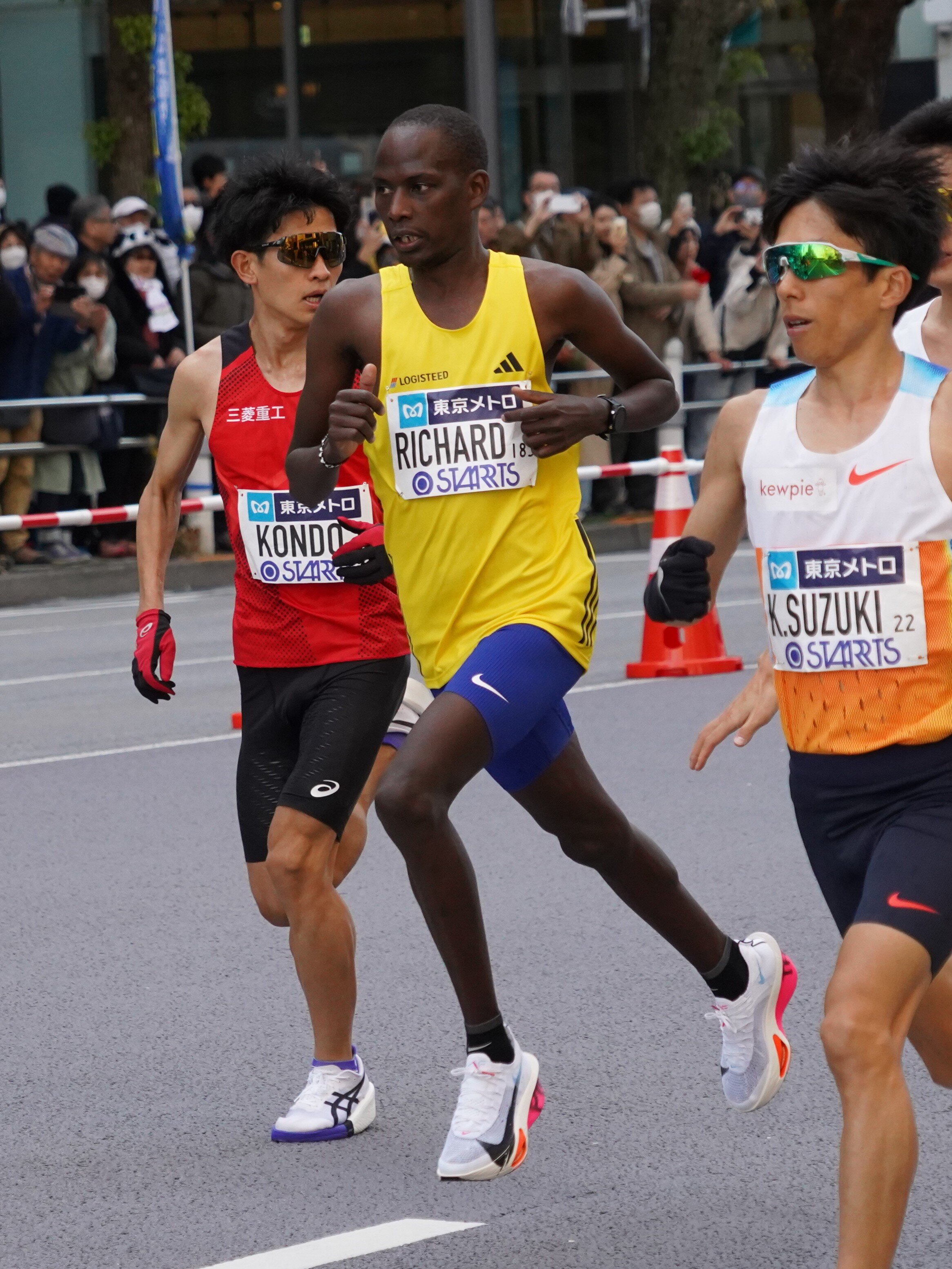 上野広小路折り返し　集団でレースを進めるリチャード選手