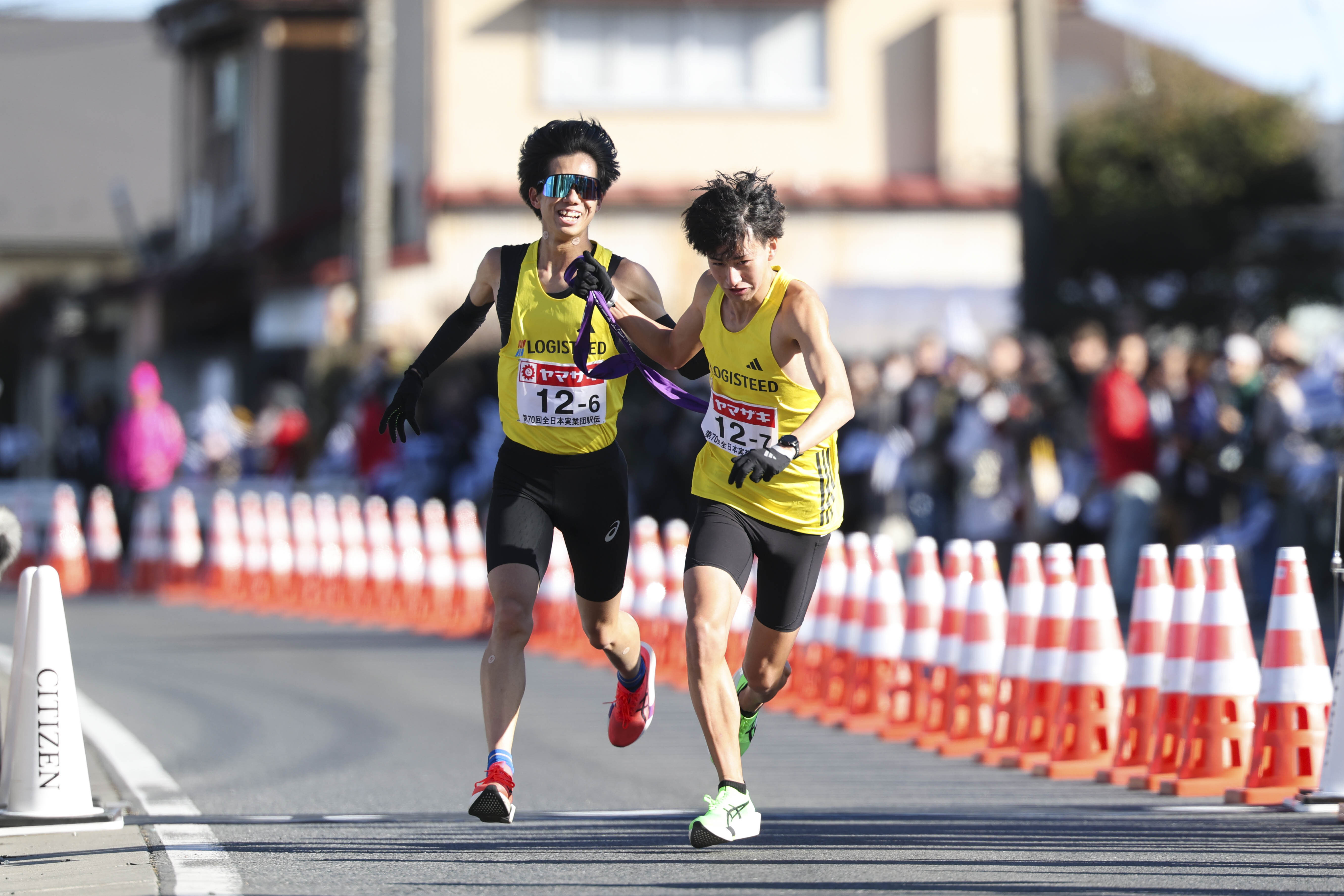 6区村松選手から7区海老澤選手へ