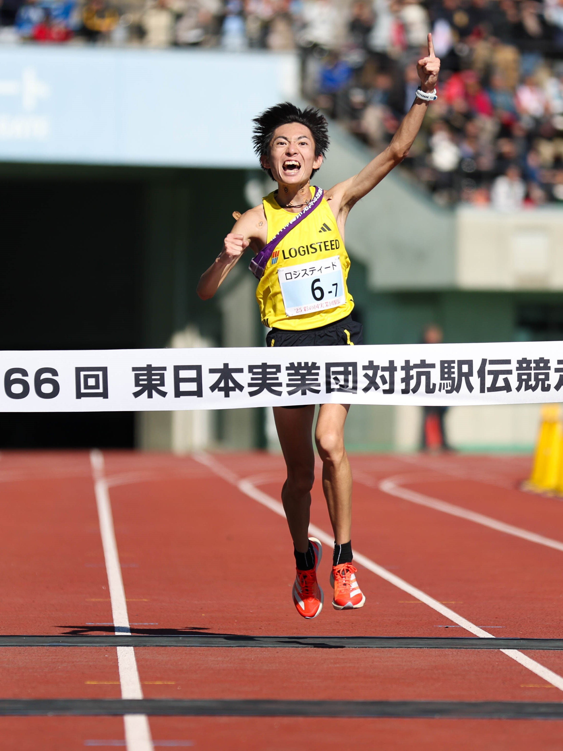 初優勝ゴールテープを切る平林選手