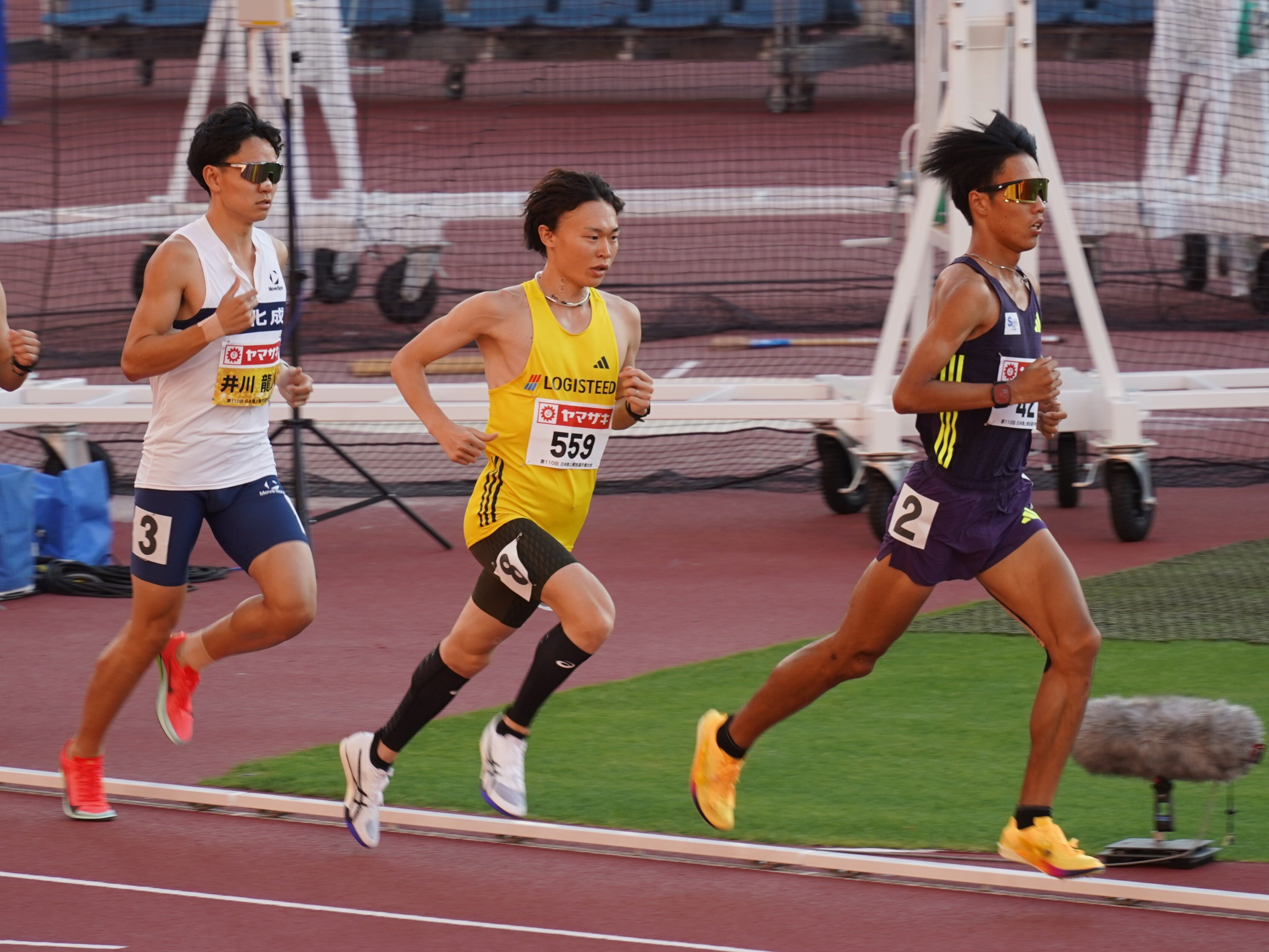 前方でレースを進める藤本選手